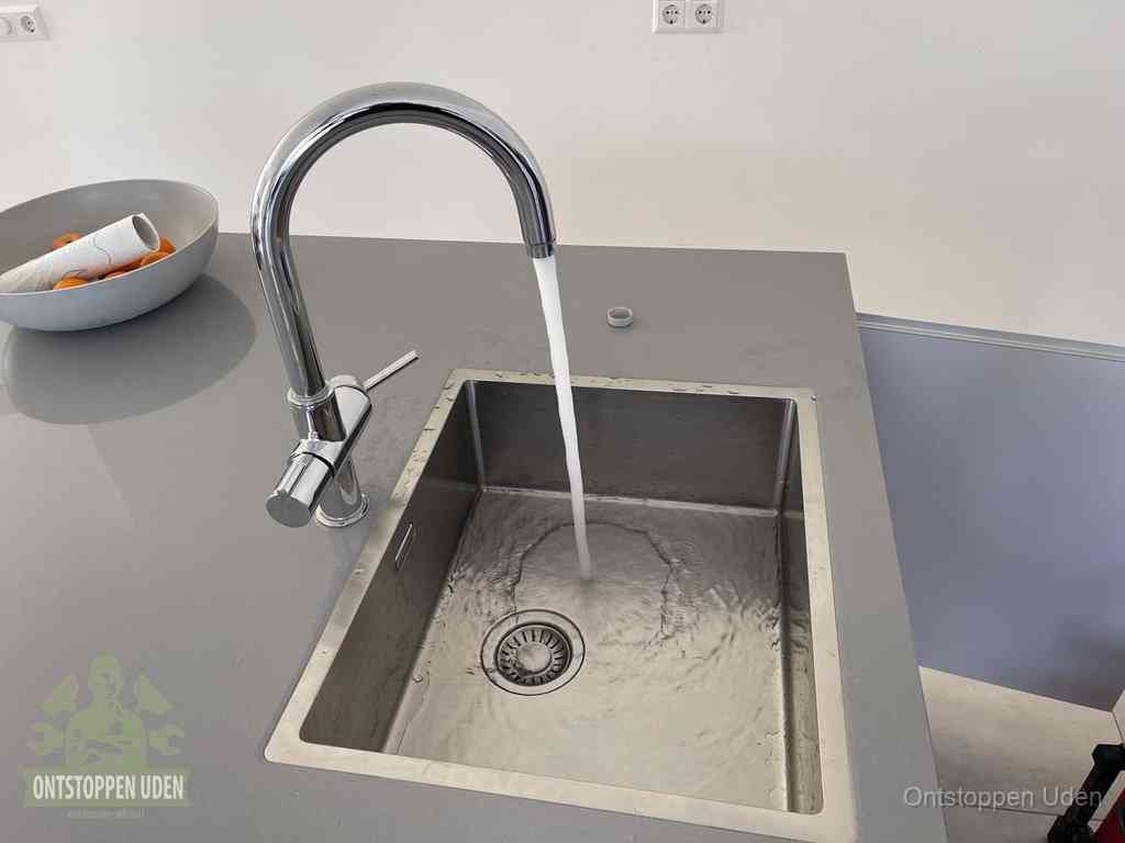 Een vrij doorstromende rvs spoelbak waar het water moeiteloos wegloopt, het resultaat van slim onderhoud dat geld bespaart in Uden