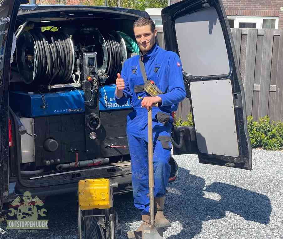 Een tevreden monteur met opgestoken duim na een geslaagde klus, slim ingrijpen bespaart kosten bij een verstopte wc in Uden