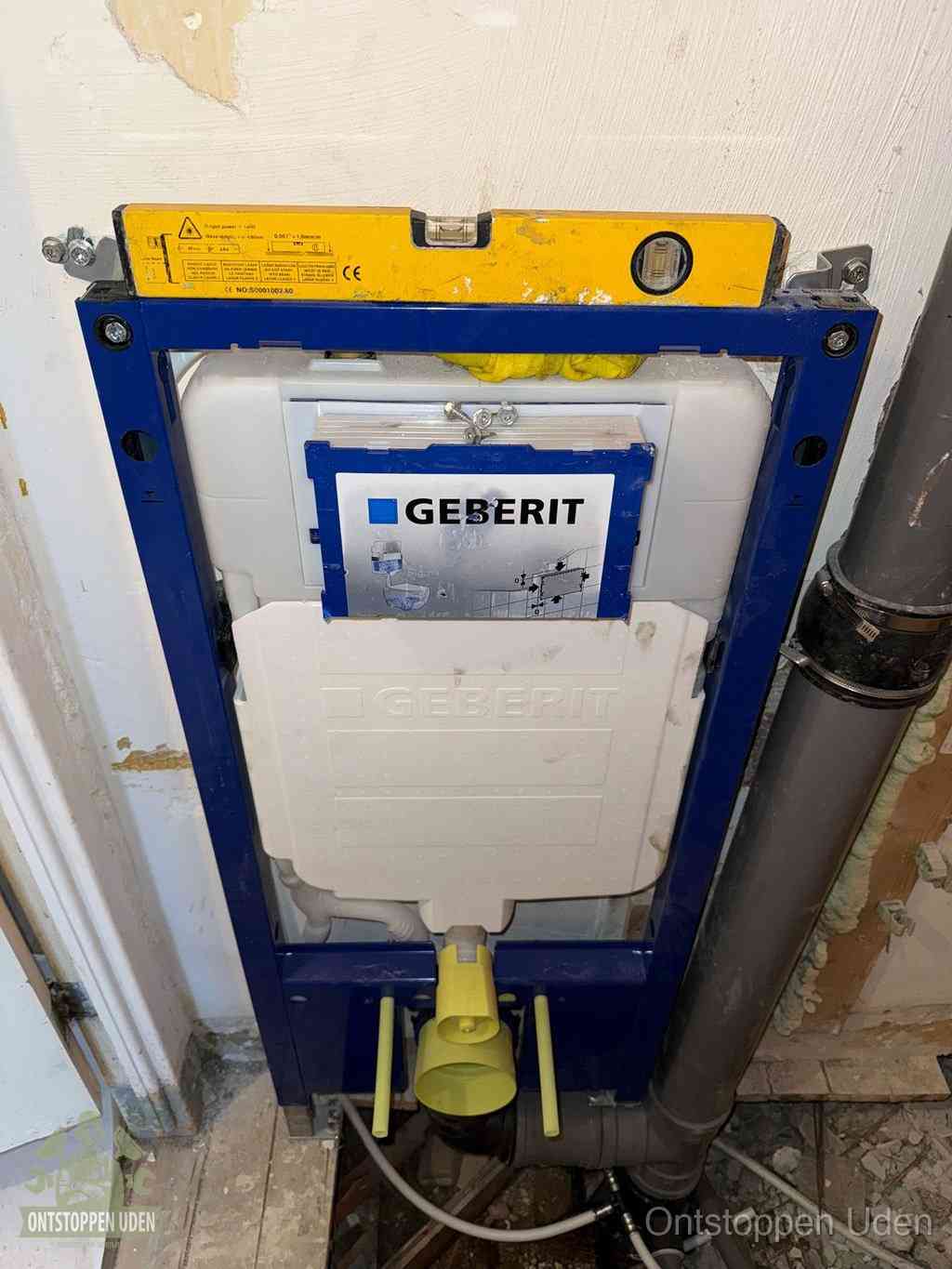 Een Geberit inbouwreservoir met frame voor een hangtoilet tegen de wand, met de afvoerbocht naar de vloer, kenmerkend voor een verstopt hangtoilet in Uden