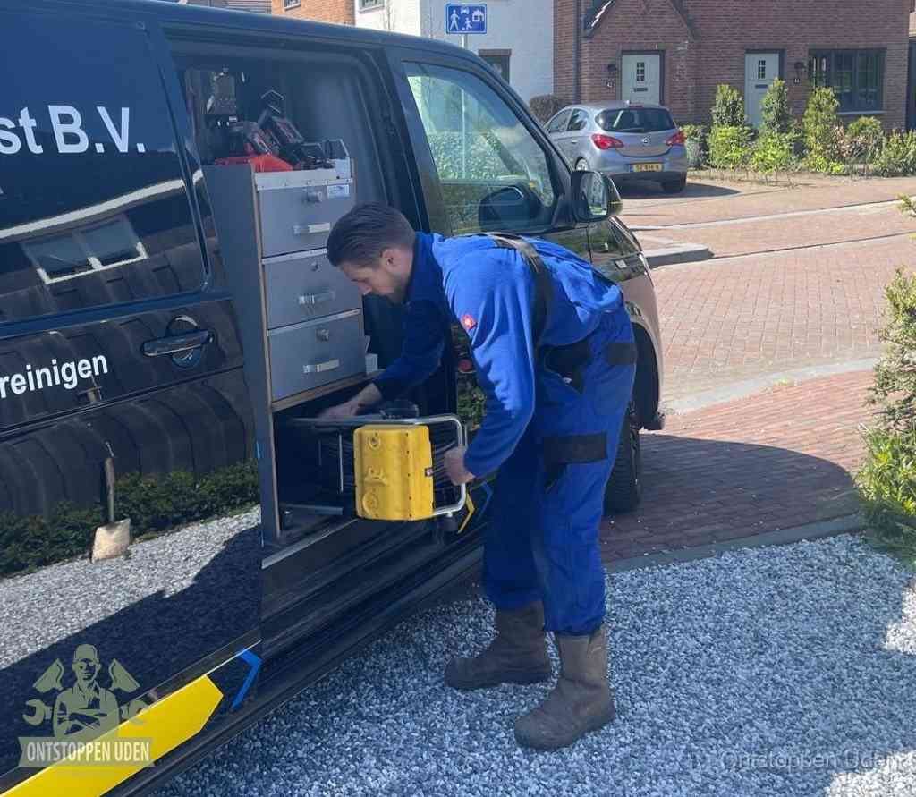 Een monteur pakt apparatuur uit de bedrijfsbus voor service aan huis, het moment om een professional in te schakelen in Uden