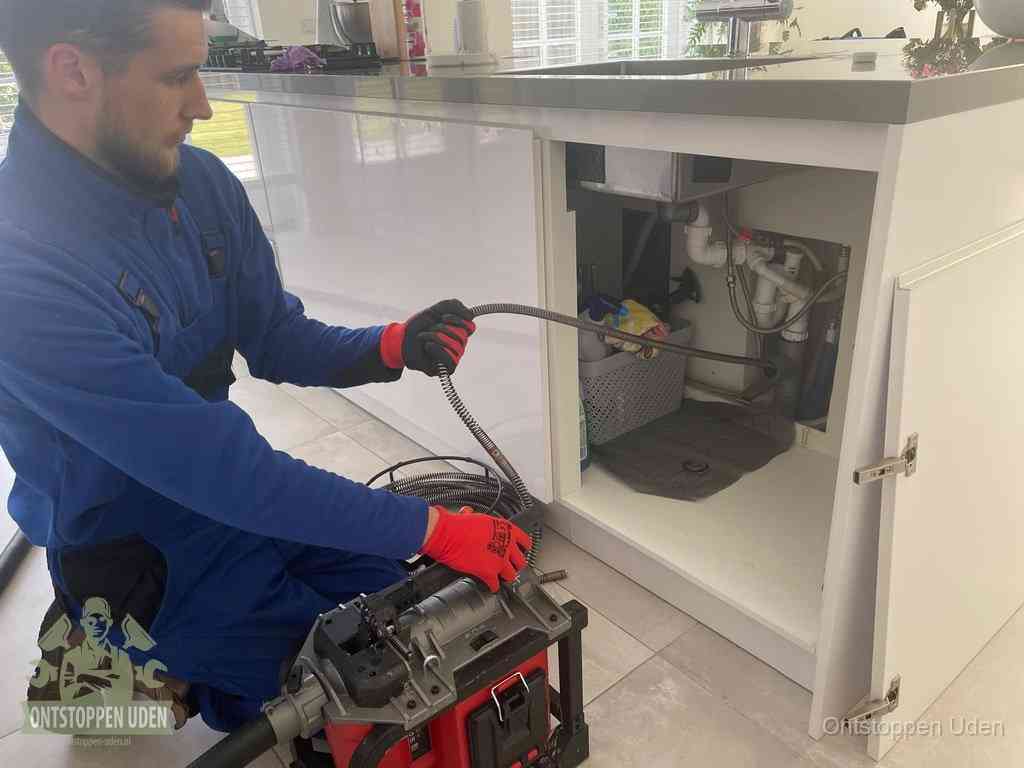 Riool ontstoppen ontstoppingsveer in Uden