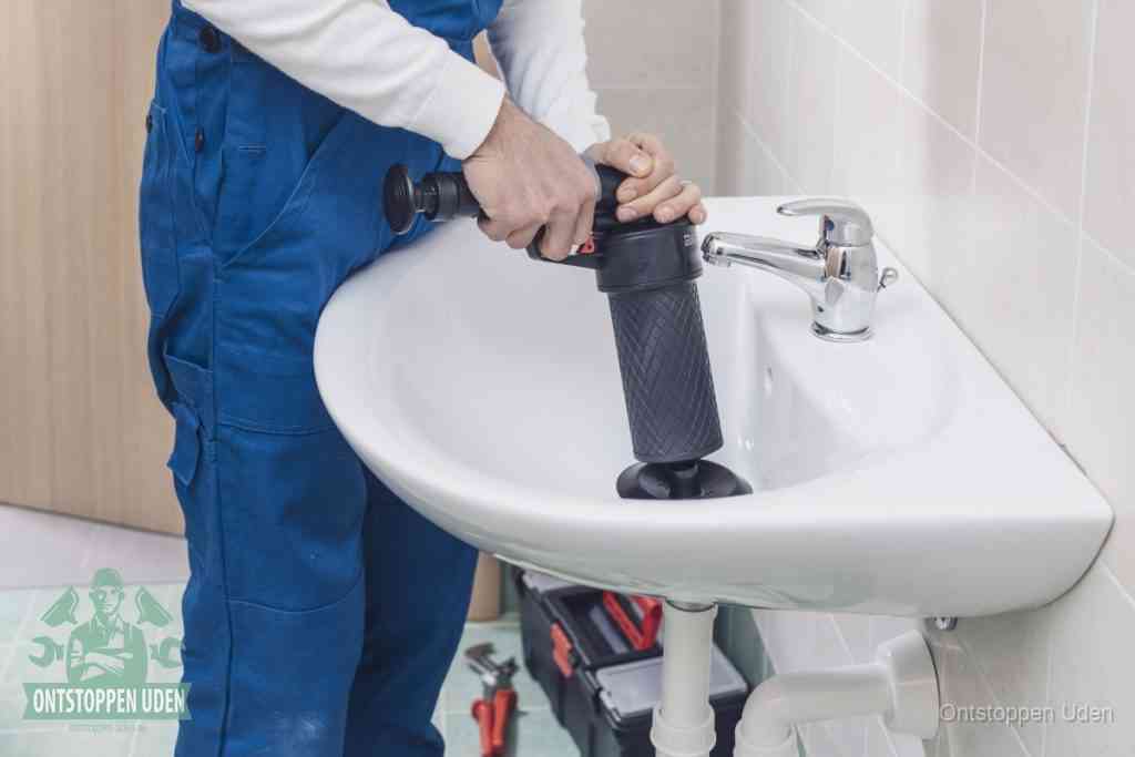 Een te ruwe doe-het-zelf poging met een hand-pomp op de afvoer van een badkamer-wastafel, een van de veelgemaakte fouten bij afvoer ontstoppen in Uden