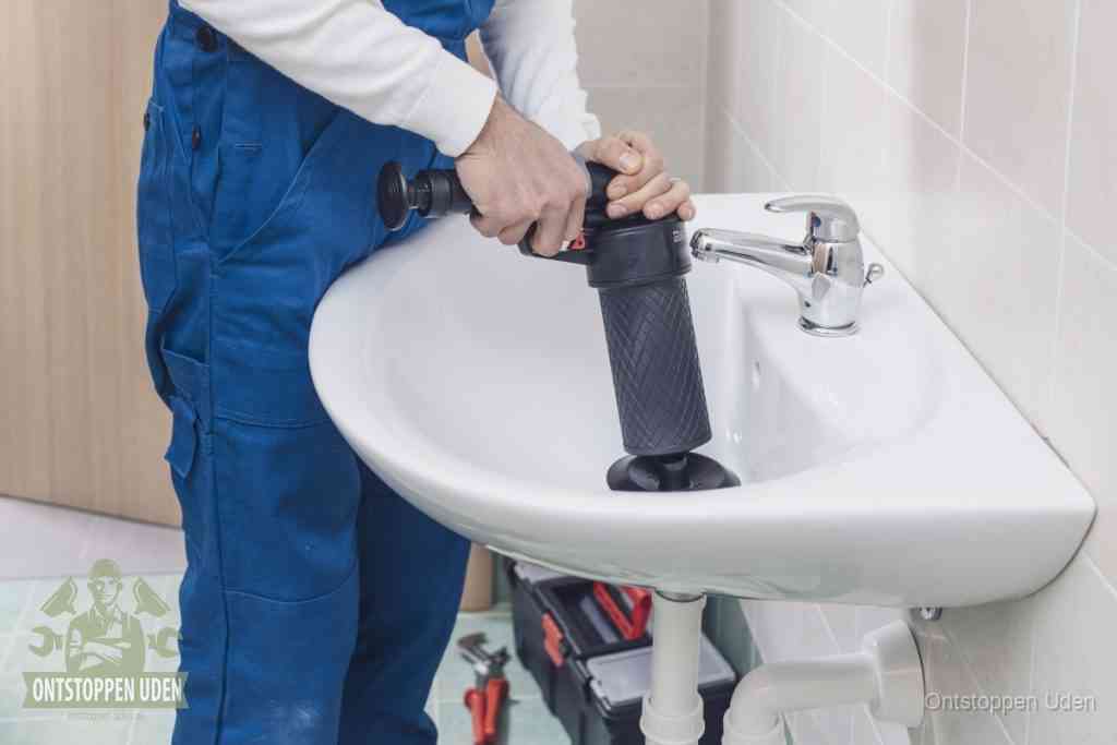Een te ruwe doe-het-zelf poging met een handmatige perslucht-ontstopper op een sanitair-afvoer, een van de veelgemaakte fouten bij wc ontstoppen in Uden