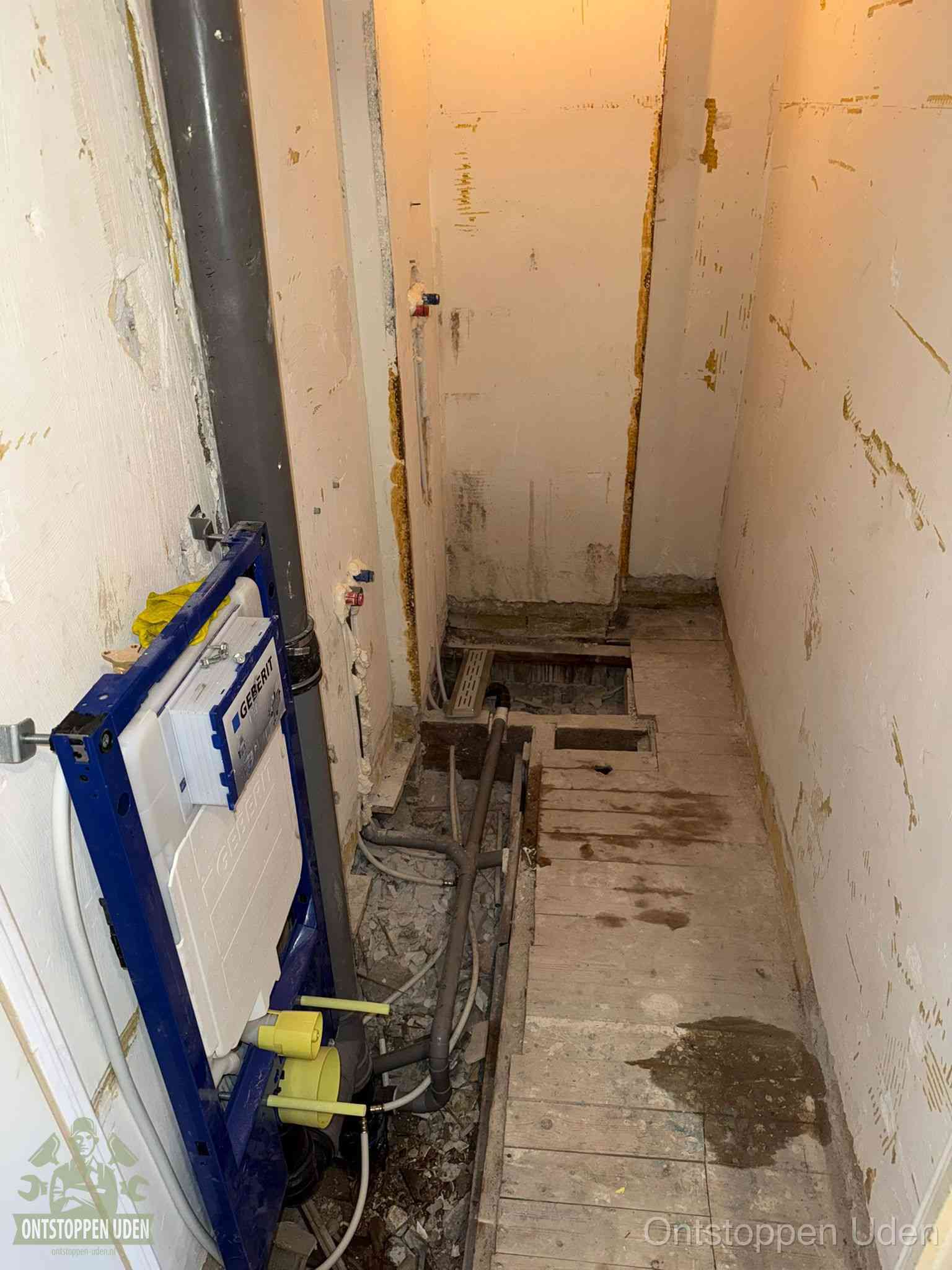 Een opgebroken toiletruimte tijdens renovatie met een Geberit inbouwreservoir en blootliggende oude afvoerleidingen, typisch voor oudere woningen in Uden